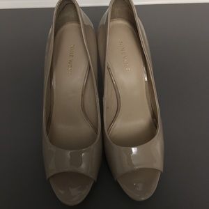 Nude platform pumps